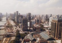 Vista De São Paulo, Sp O Brasil é Considerado Um Dos Países Presos Na Armadilha Da Renda Média.