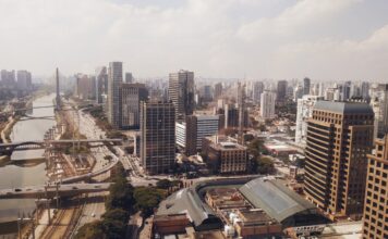 Vista De São Paulo, Sp O Brasil é Considerado Um Dos Países Presos Na Armadilha Da Renda Média.