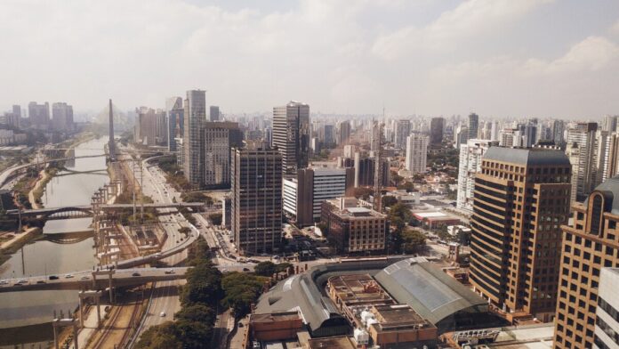 Vista De São Paulo, Sp O Brasil é Considerado Um Dos Países Presos Na Armadilha Da Renda Média.